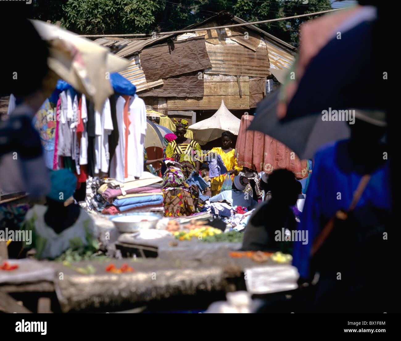 Africa abiti mercato Gambia nessun modello di rilascio persone Serekunda scambi Foto Stock