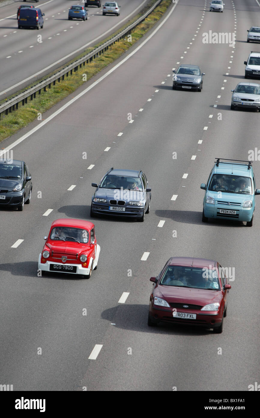 M11 Autostrada del traffico in Essex, dallo svincolo 6 (M25) di interscambio in viaggio verso lo svincolo 7 Harlow. Foto Stock