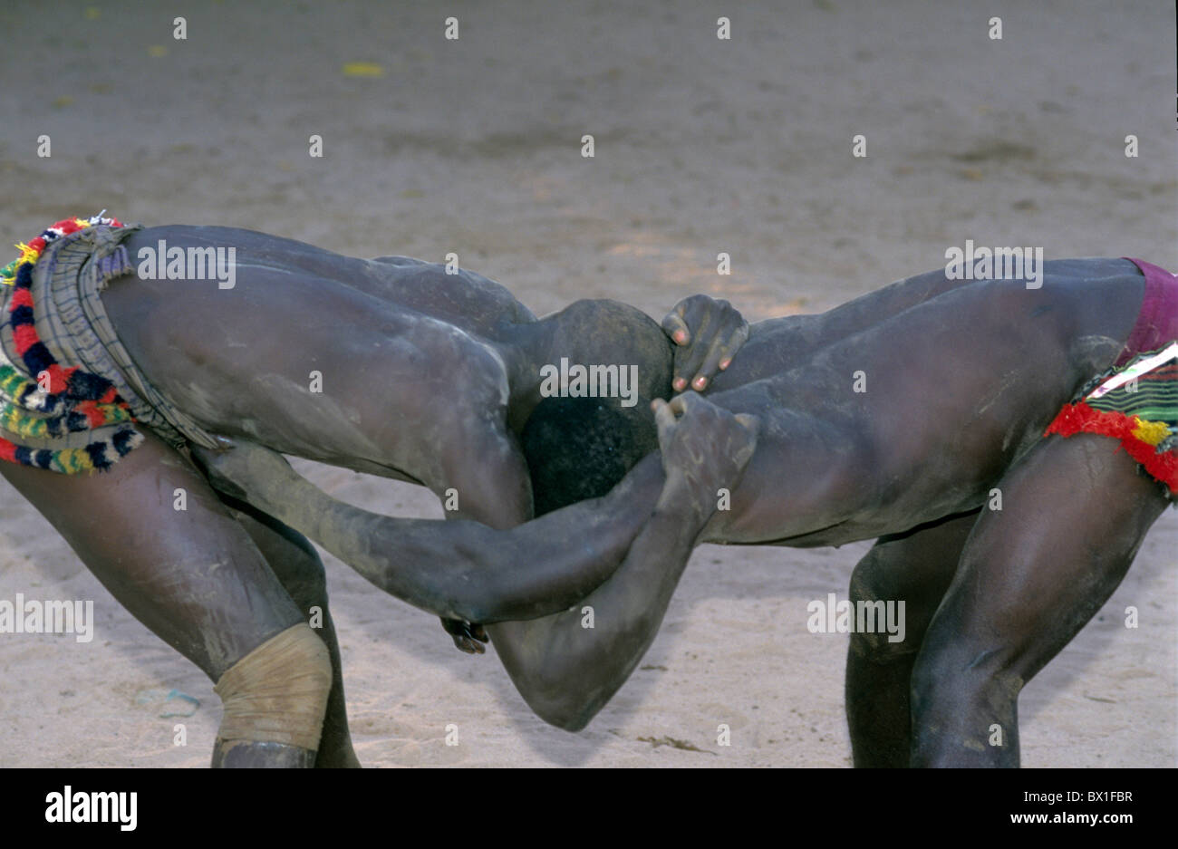 Africa n match wrestling Gambia nessun modello di rilascio Serekunda tradizione sportiva due uomini Foto Stock