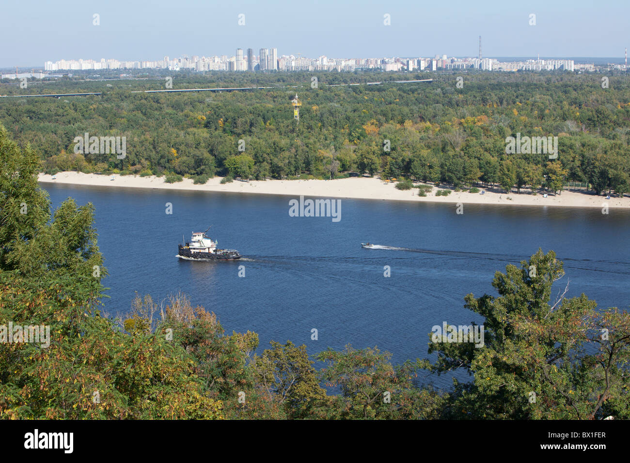 Rimorchiatore ucraino sul fiume Dnieper vicino a Kiev, Ucraina Foto Stock