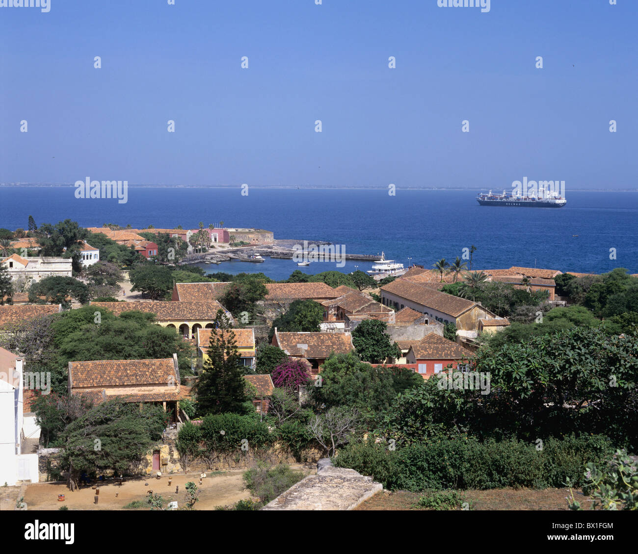 Africa coast ex schiavi case case Ile de Goree tetti panoramica mare nave Senegal Foto Stock