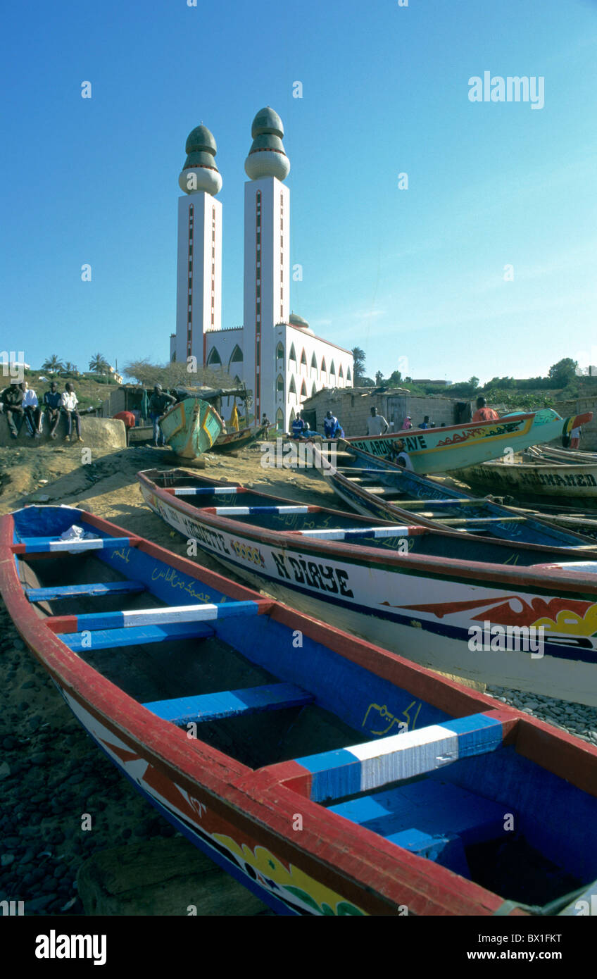 Africa architettura costa barche Dakar barca da pesca moschea moderna mare Ouakam Senegal Foto Stock
