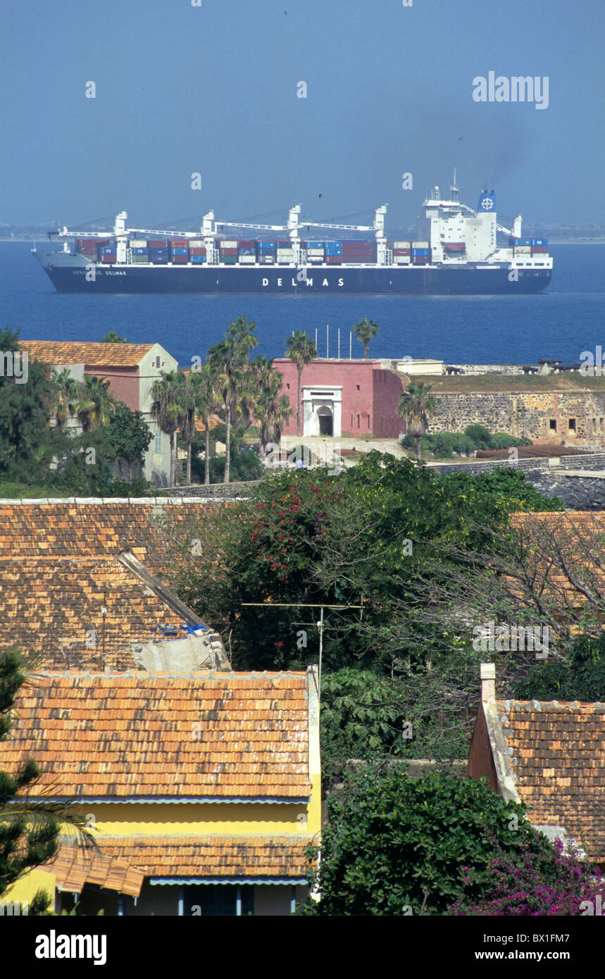 Africa costa porto mercantile case case Ile de Goree porta industria tetti mare nave senegalese a Dakar Foto Stock
