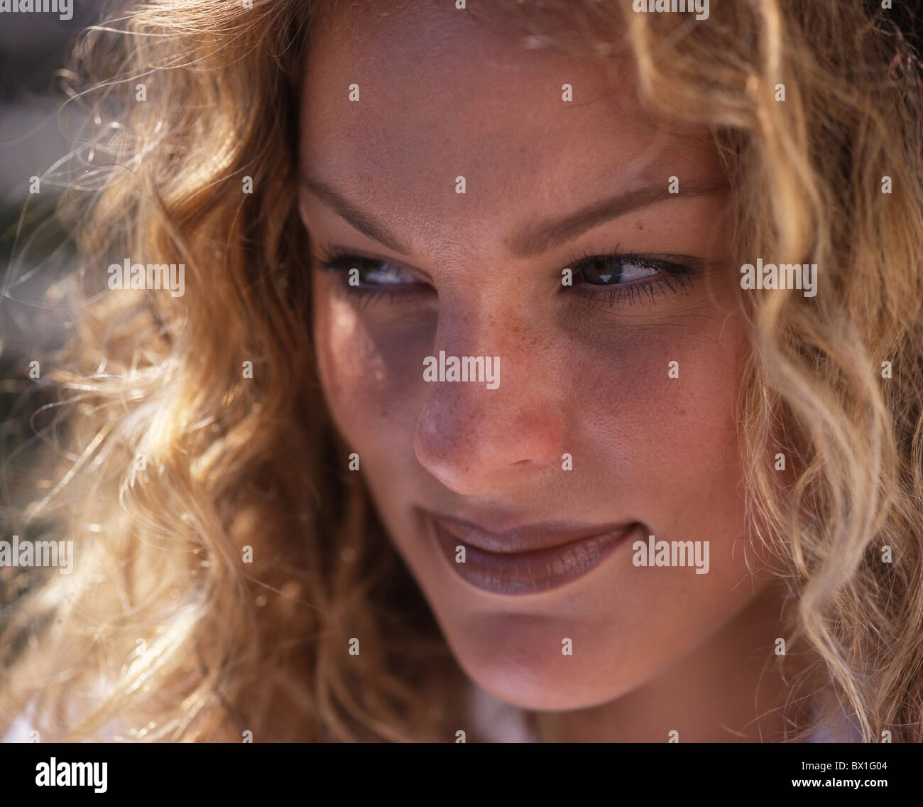 La donna di fronte al di fuori del biondo capelli lunghi blocca ritratti Foto Stock