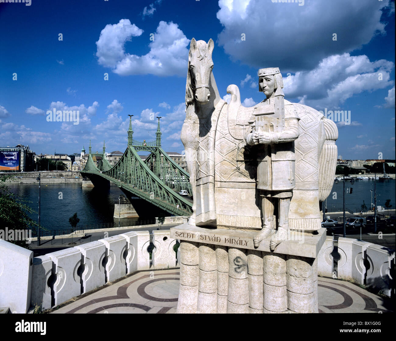 Budapest Ungheria Europa fiume monumento di pietra scultura Szabadsag ponte Danubio Foto Stock