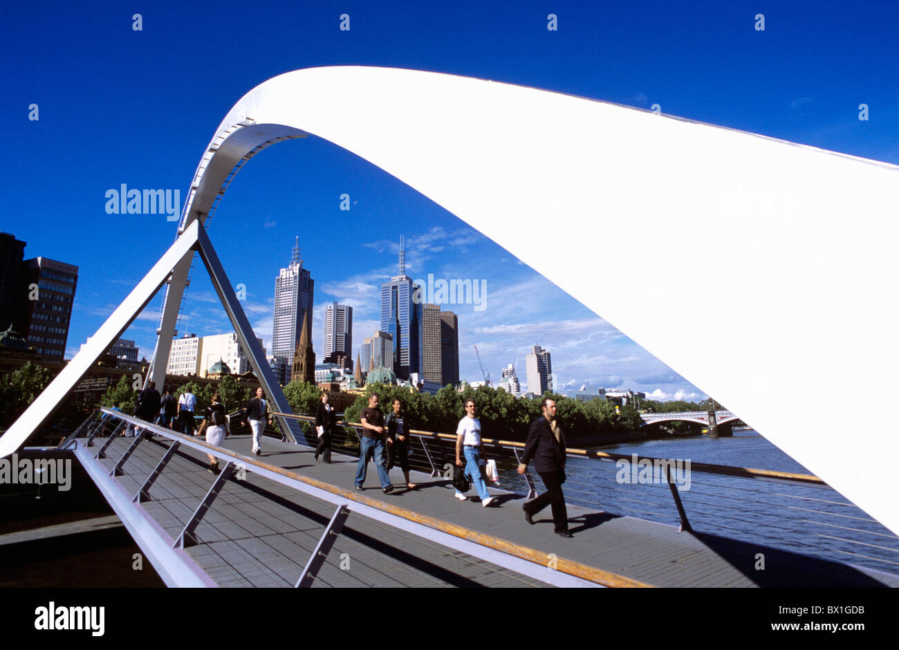 In Australia la costruzione di opere di ingegneria civile costruzione passerella Melbourne passerby moderno skyline di fiume Foto Stock