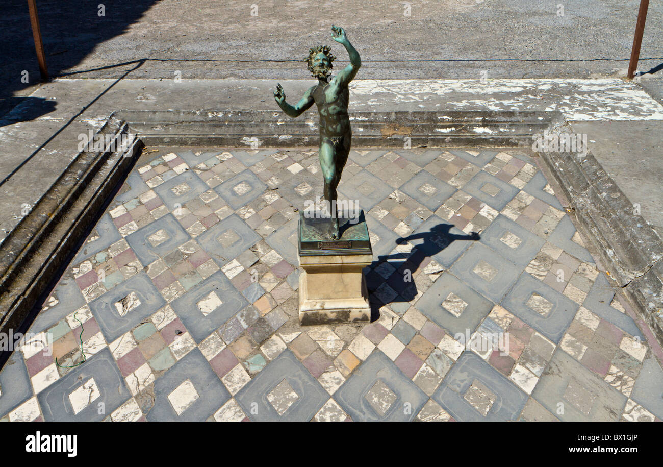 Riproduzione della statua del Fauno presso la Casa del Fauno a Pompei (originale nel Museo di Napoli) Foto Stock