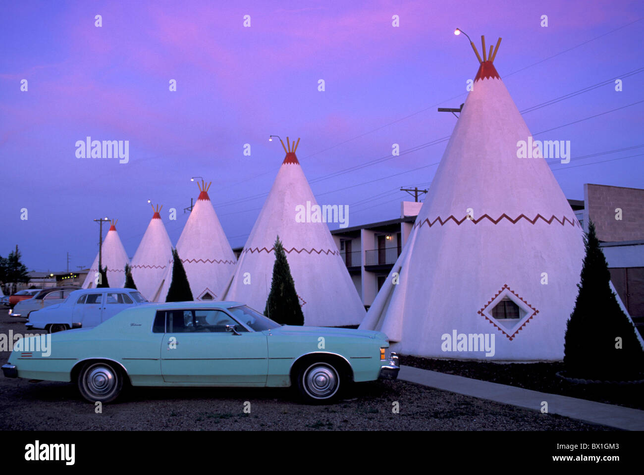 Arizona Holbrook Route 66 USA America Stati Uniti Motel Wigwam Native American tenda tende Tepee notte all'aperto Foto Stock