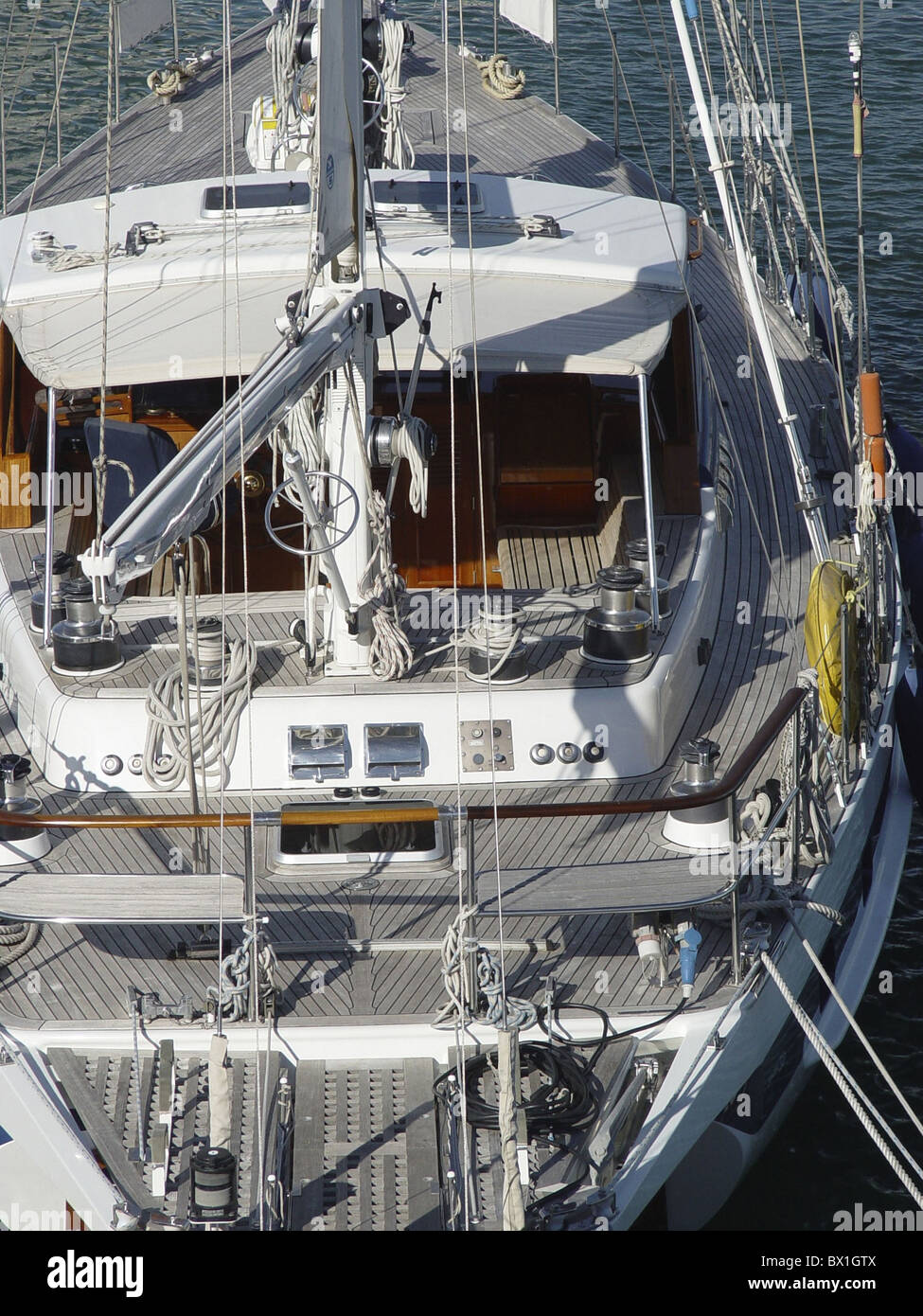 Gli ancoraggi posteriori funi rigging fili Yacht di poppa della nave a vela barca Foto Stock