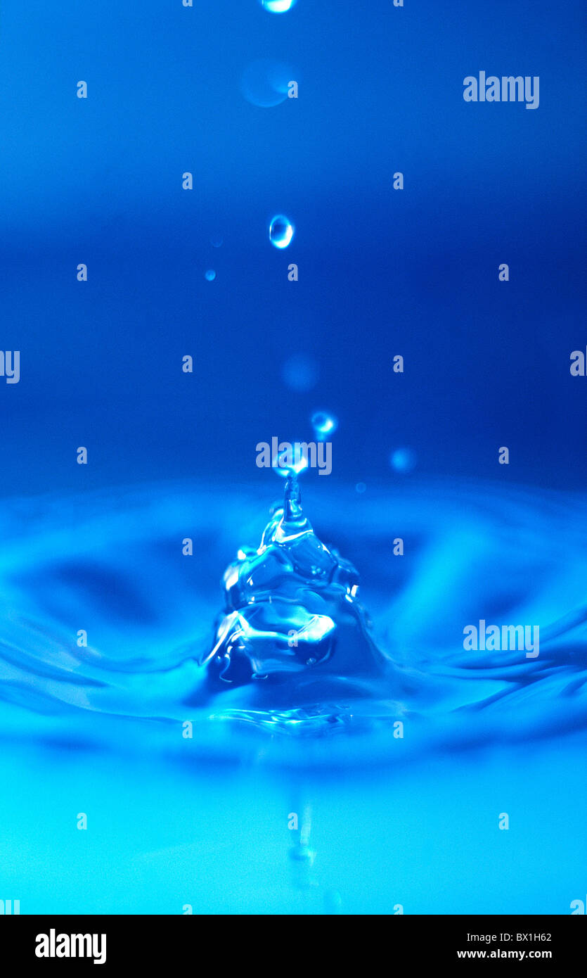 Acqua spruzzi di goccioline in acqua sfondi sfondo blu Colore Colore concetto concetti dettaglio dettaglio Foto Stock