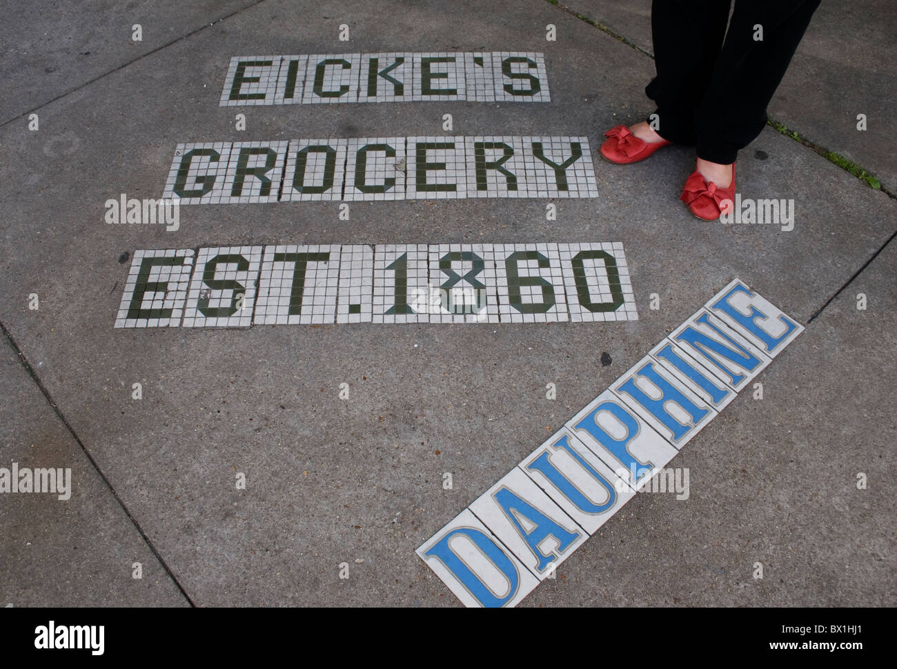 Piastrella marcatori sul marciapiede per un lungo defunti drogheria su Daupine street a New Orleans Bywater quartiere. Foto Stock