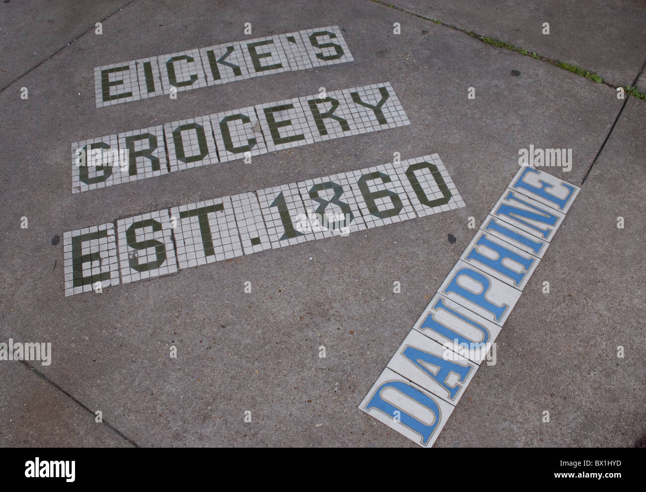 Piastrella marcatori sul marciapiede per un lungo defunti drogheria sul Dauphine Street a New Orleans Bywater quartiere. Foto Stock