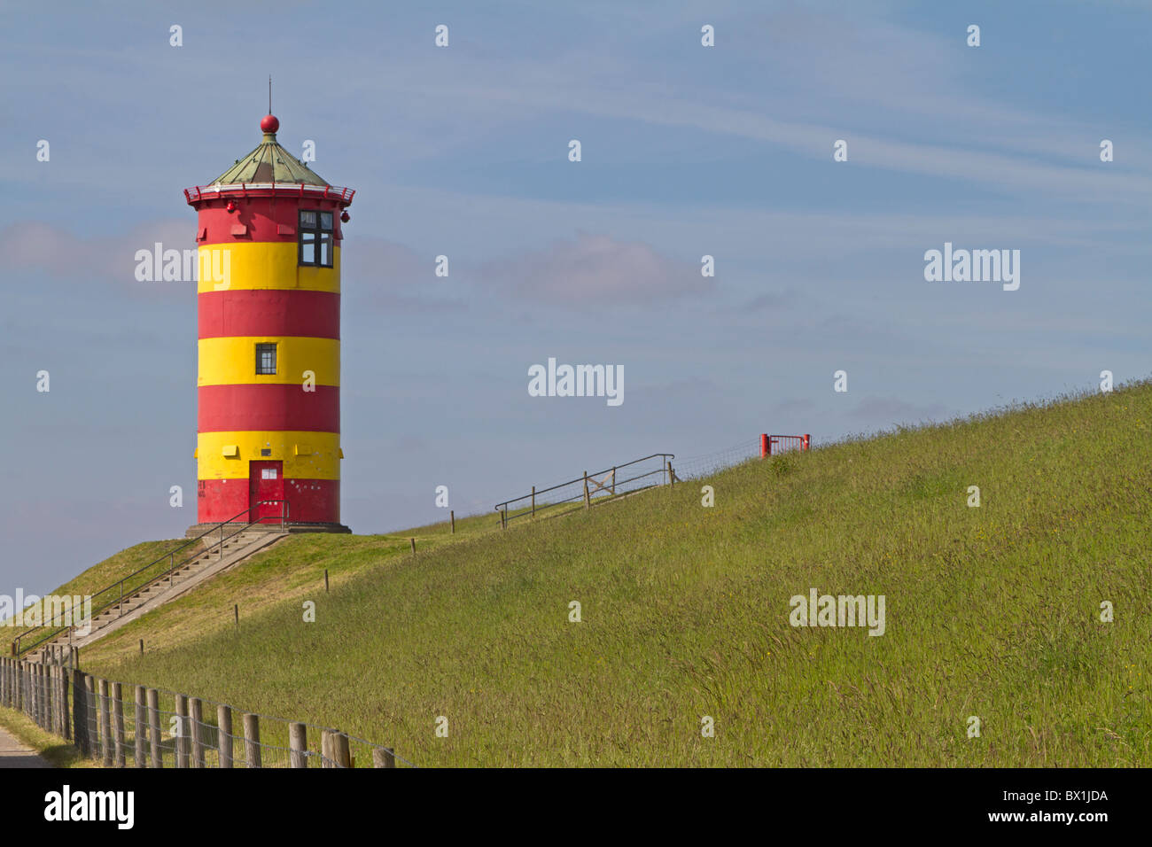 Faro Pilsum con cielo blu, Frisia orientale Germania Foto Stock