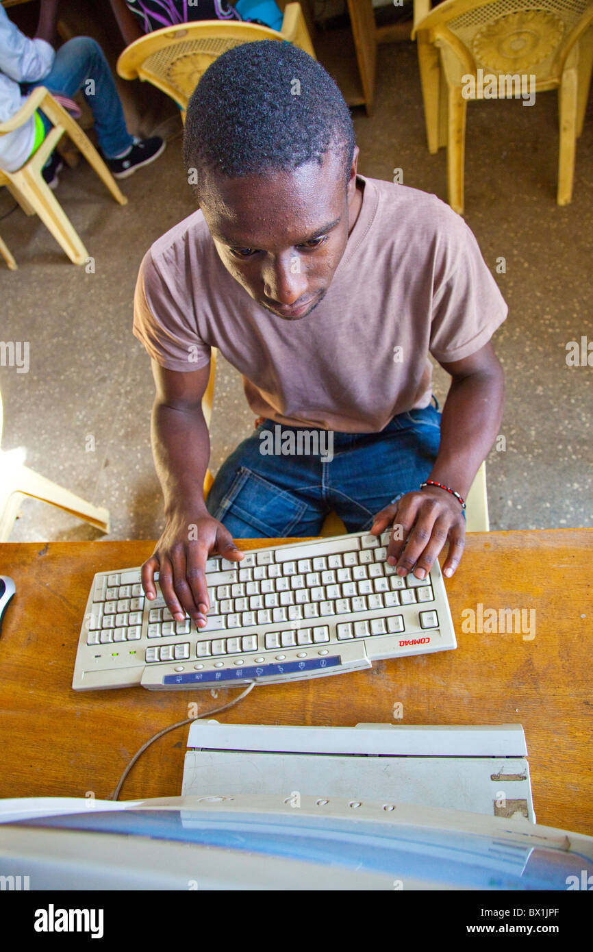 Giovane uomo a Maji Mazuri computer training center, Mathare slum, Nairobi Foto Stock