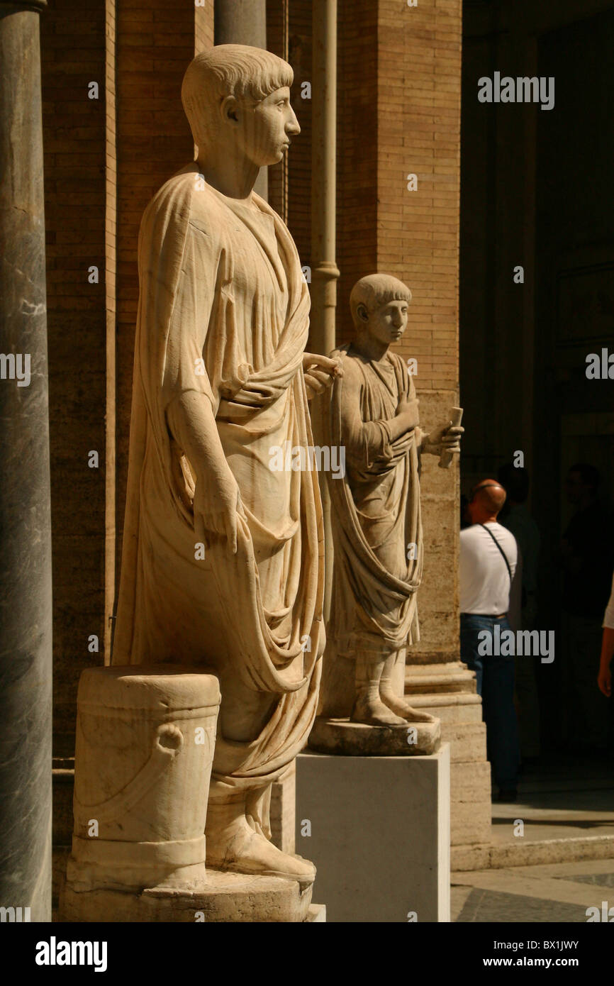 Statue romane all'interno di musei vaticani, Vaticano, Roma, Italia Foto Stock