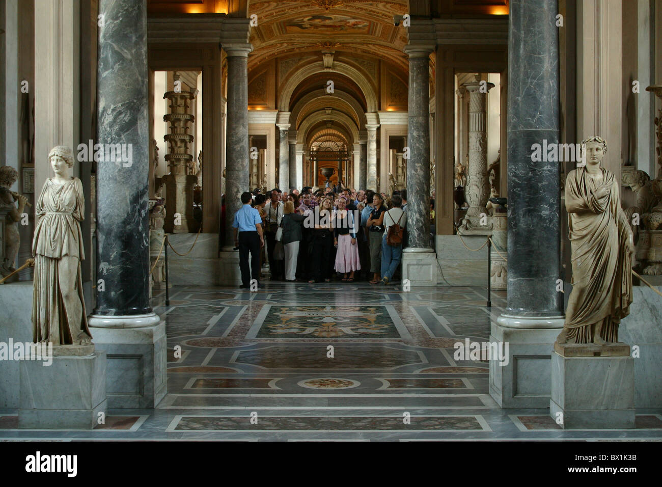 I visitatori in attesa di ottenere all'interno di musei vaticani, Vaticano, Roma, Italia Foto Stock