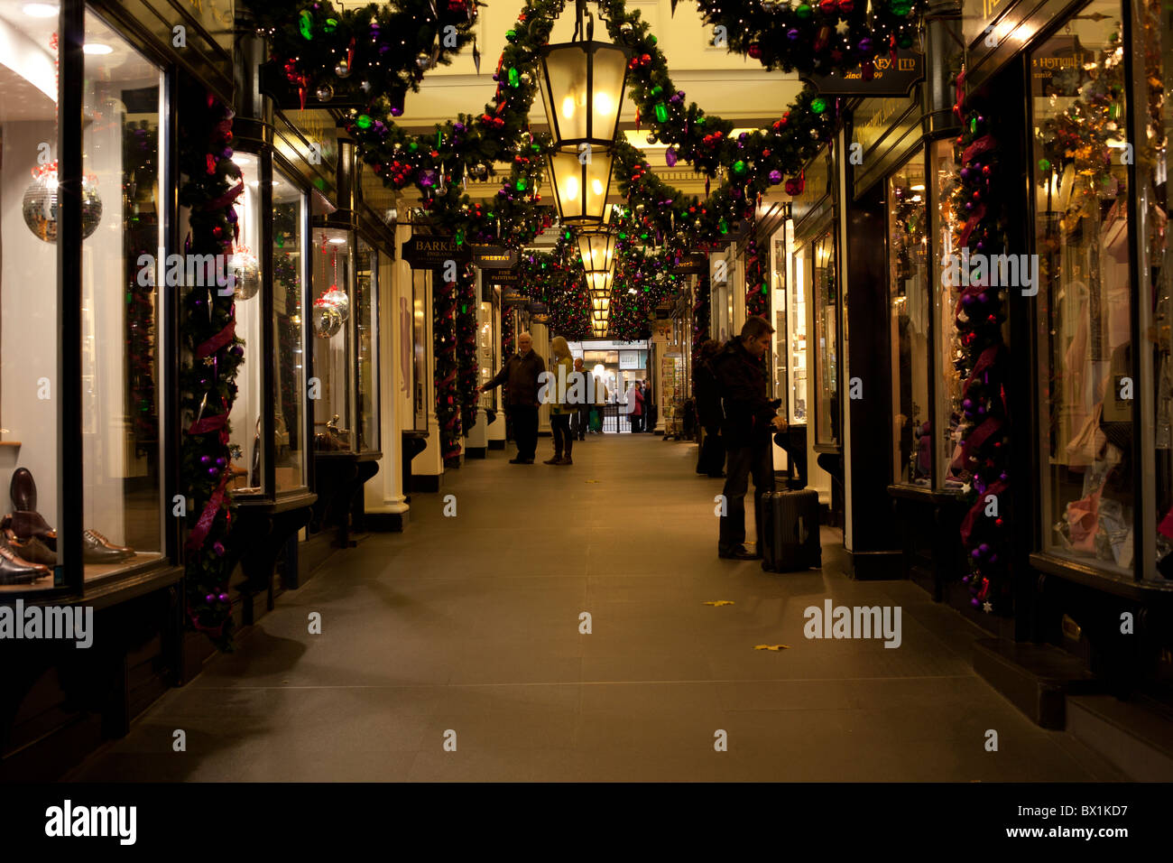 Shopping di Natale a Londra arcade Foto Stock