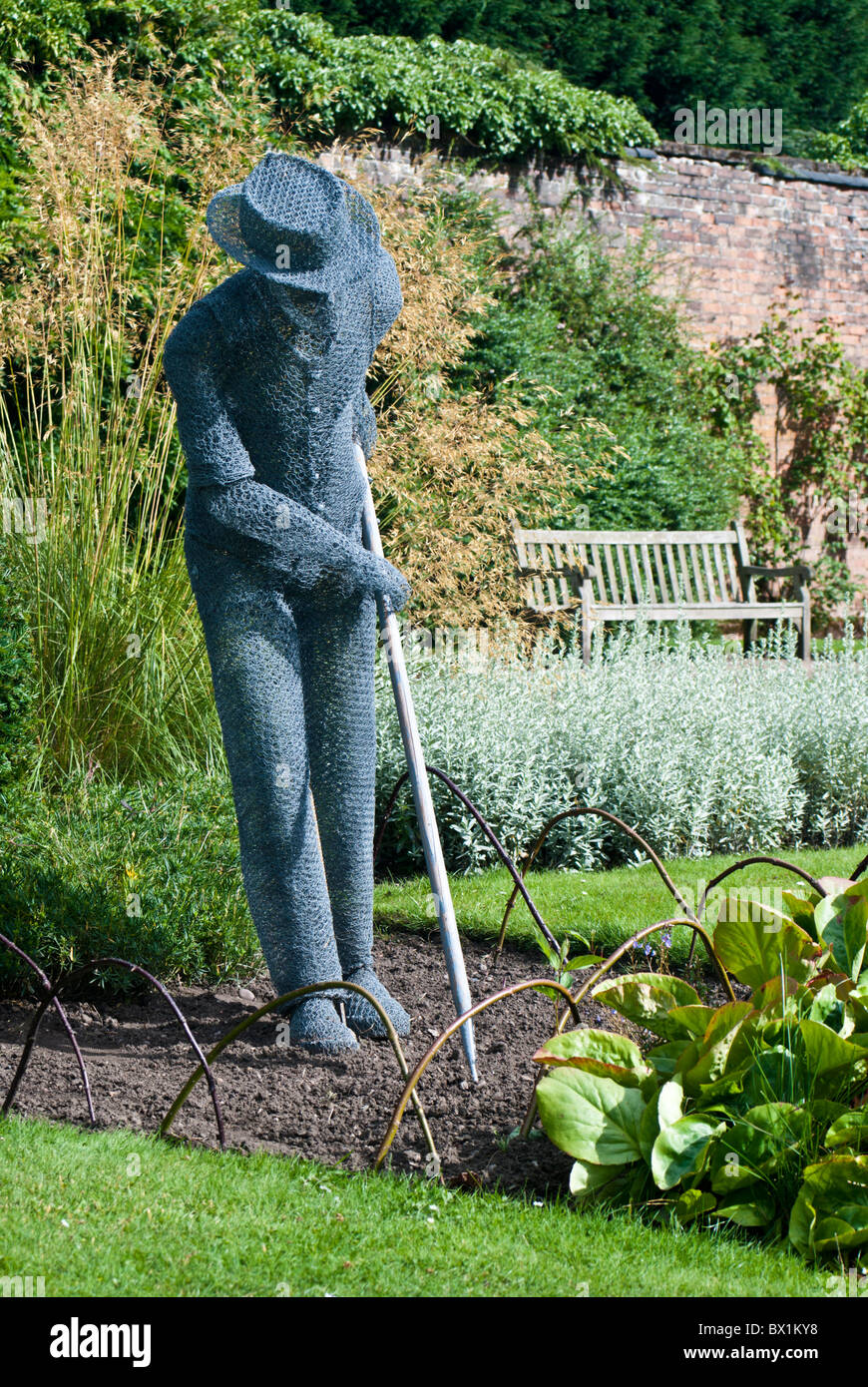Scultura di filo nel Giardino di Rose Nel Newstead Abbey Nottinghamshire, England Regno Unito Foto Stock