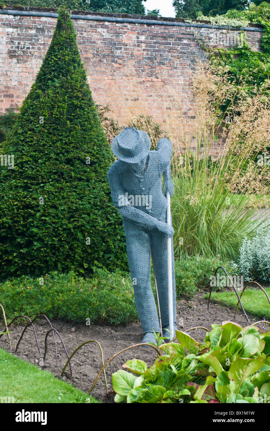 Scultura di filo nel Giardino di Rose Nel Newstead Abbey Nottinghamshire, England Regno Unito Foto Stock
