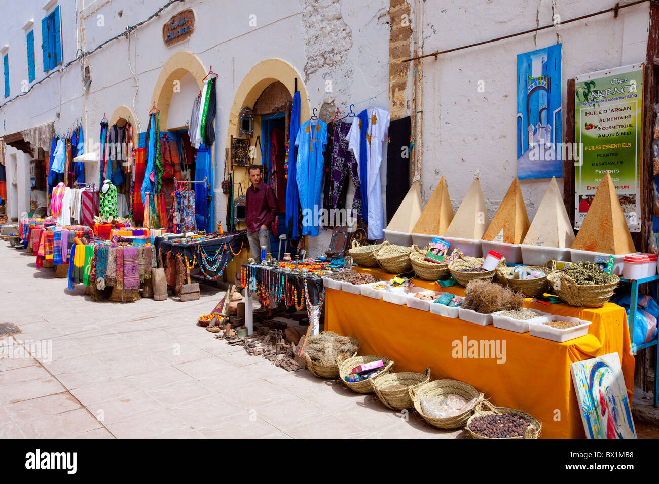 Visualizza colorati nei negozi del souq a Essaouira, Marocco. Foto Stock