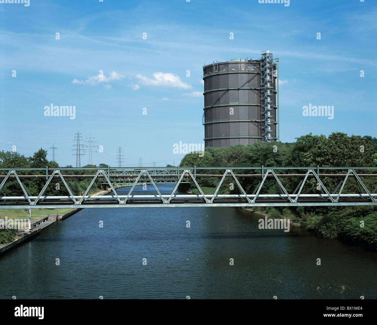 Ponte sul canale di energia le tubazioni di alimentazione exhibition hall gasometro Germania Europa IBA internazionale si esibisce di costruzione Foto Stock