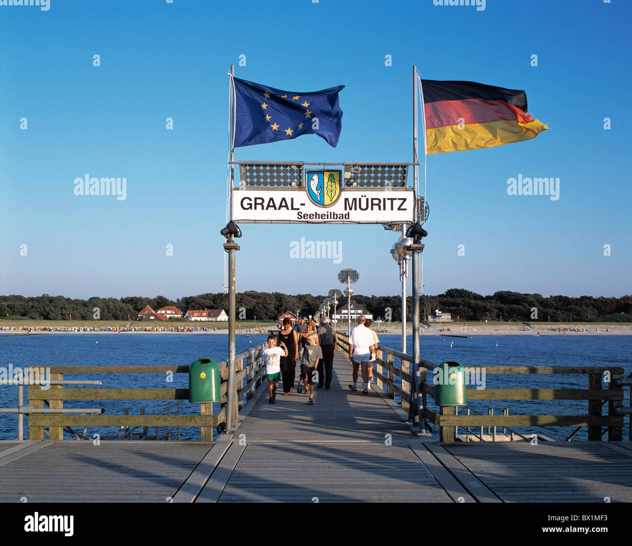 Bandiera europea bandiera Germania Europa Graal Muritz lago mare ponte health spa Meclemburgo Pomerania occidentale Baltico Foto Stock