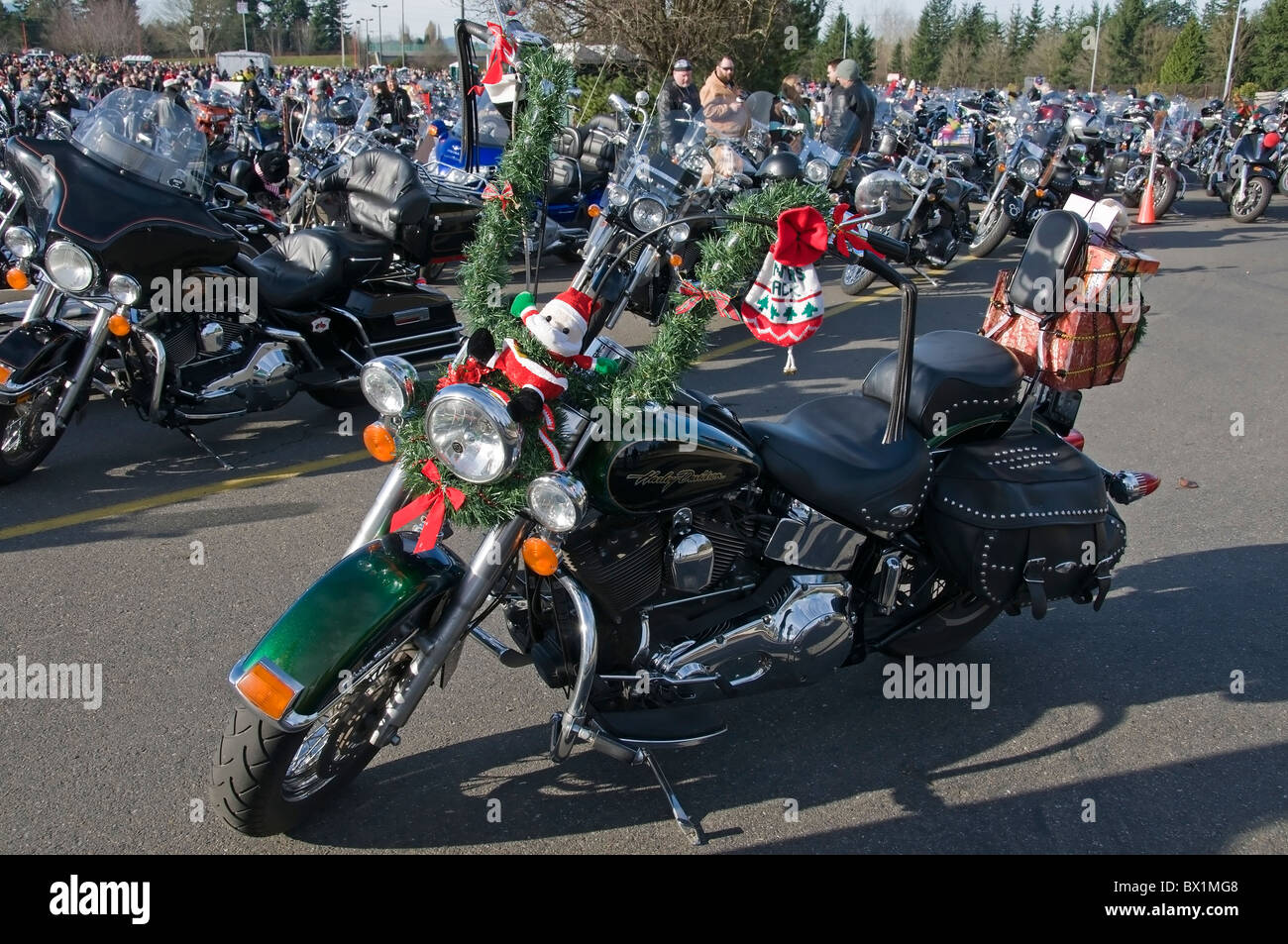 Motocicli sono decorate per Natale e parcheggiata prima dell'inizio del 2010 Olympia Toy eseguire a beneficio di bambini bisognosi. Foto Stock