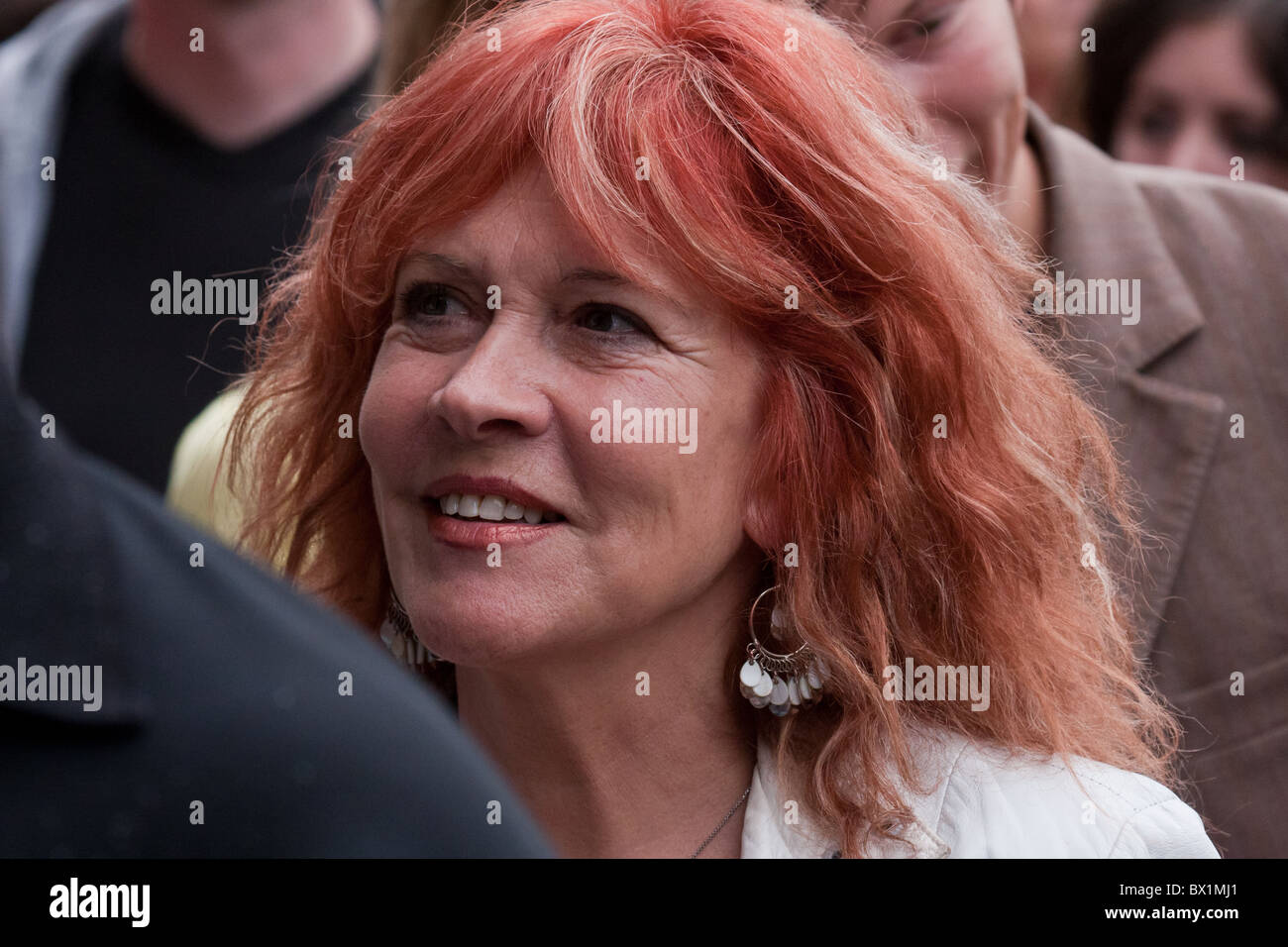 Donna felice in una folla Foto Stock