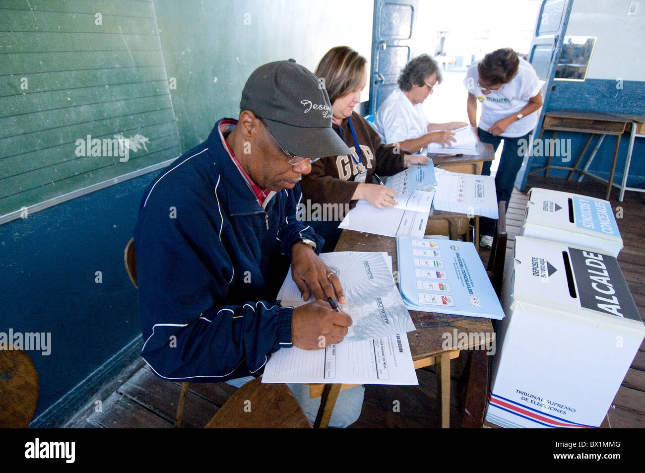 Stazione di votazione in una scuola San José Costa Rica elezioni comunali Foto Stock