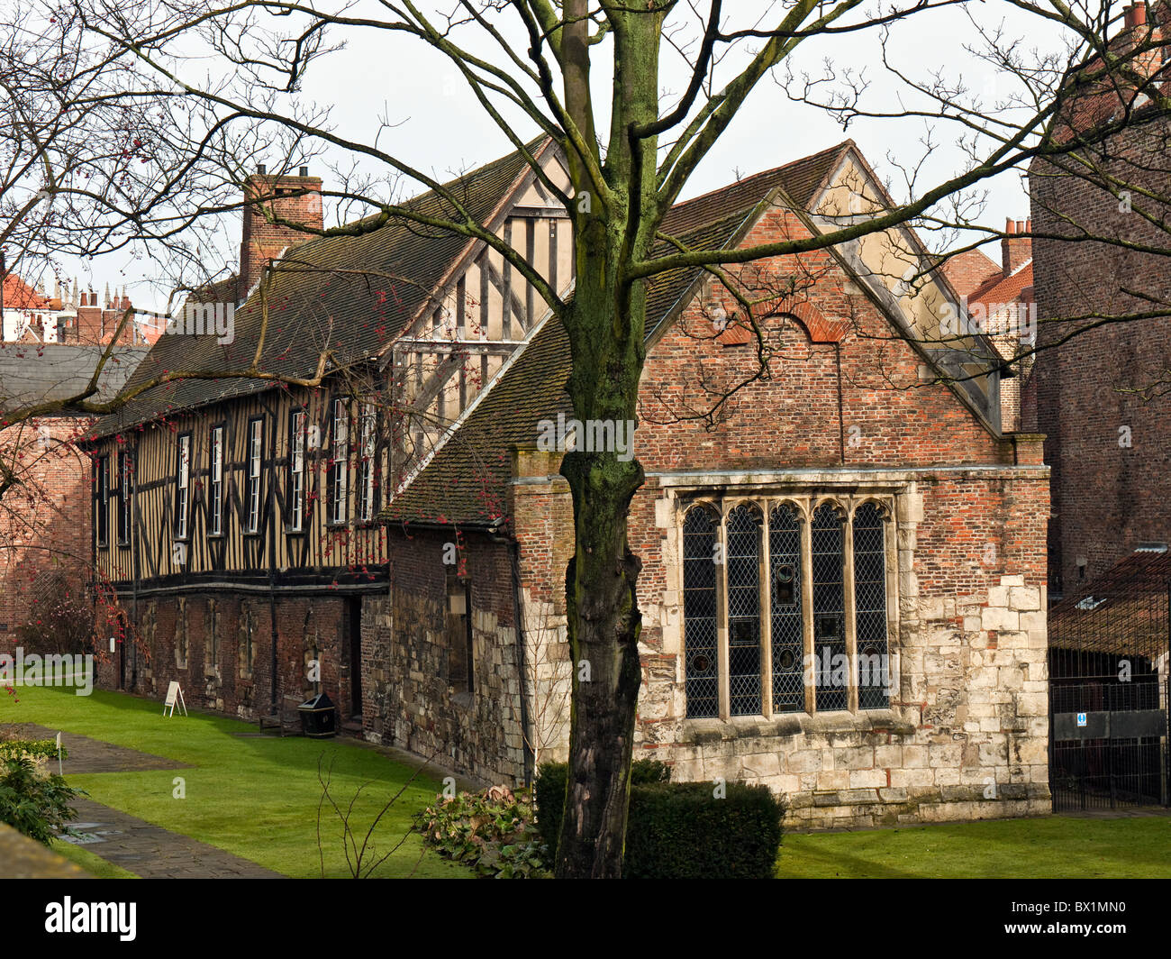 Merchant Adventurers' Hall, visto da Piccadilly, città di York, nello Yorkshire, Regno Unito Foto Stock