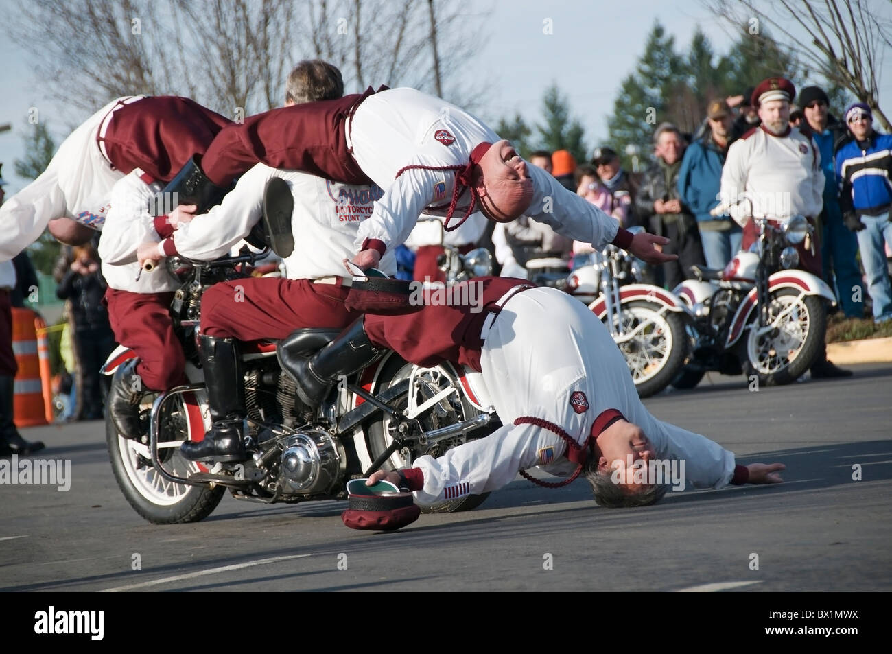 I membri del Seattle cosacchi moto stunt team effettuano per la folla prima dell'inizio del 2010 Olympia Toy Run. Foto Stock