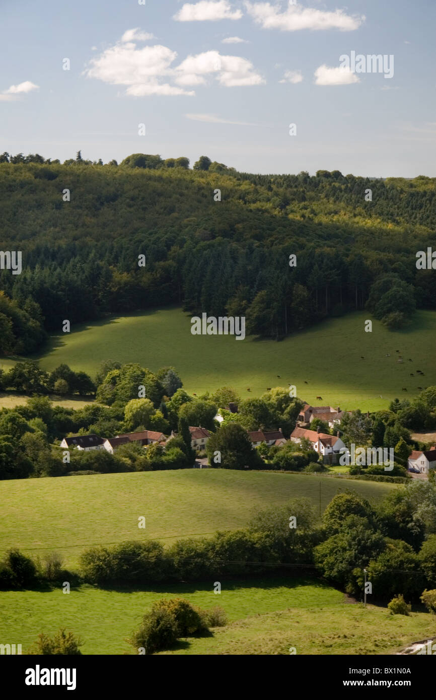 Un Wiltshire villaggio rurale in una valle boscosa Foto Stock