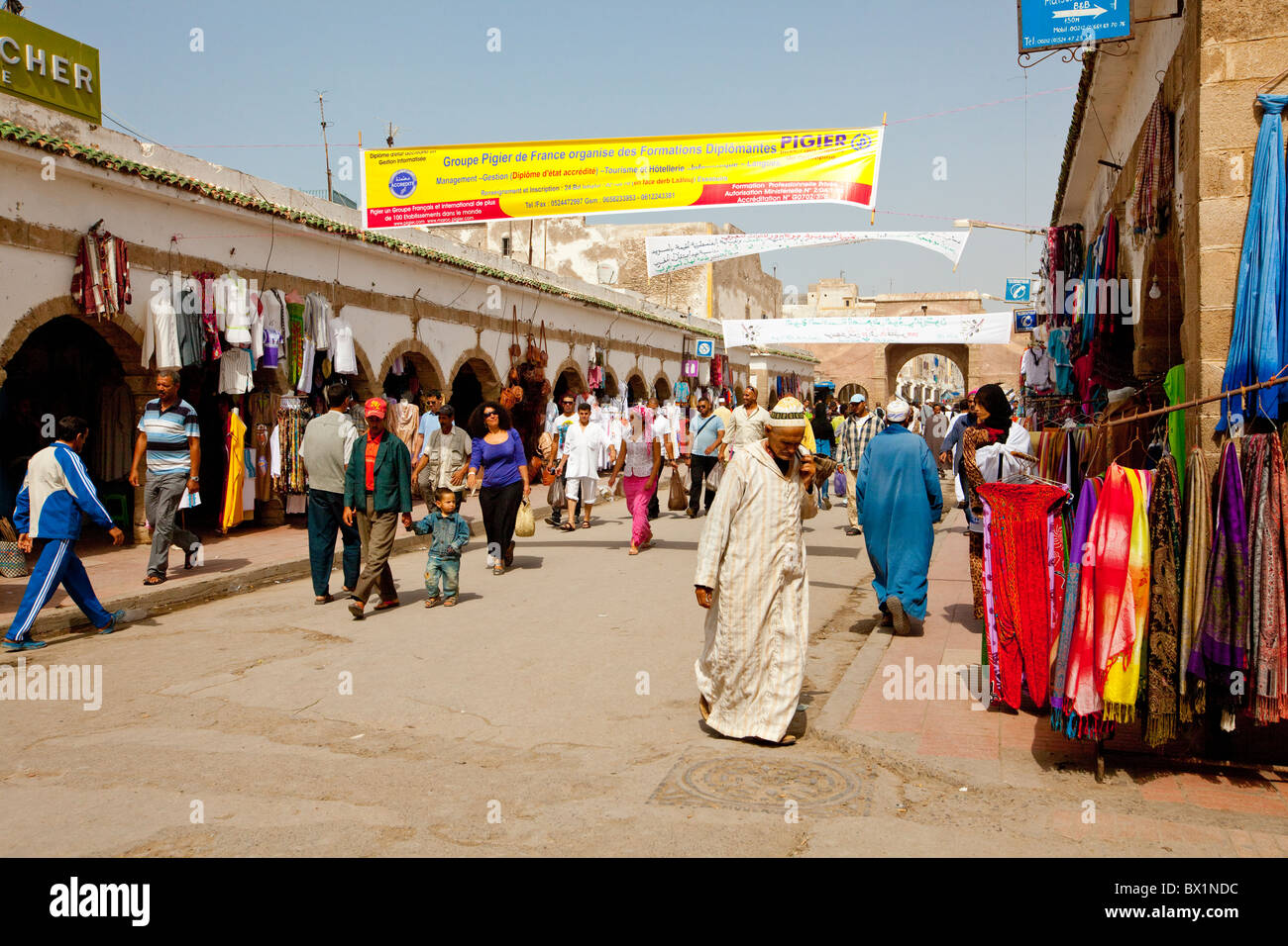 Attività di strada nel souq e negozi di Essauoira, Marocco. Foto Stock
