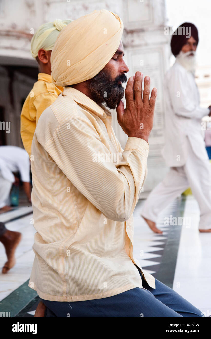 Una preghiera sikh presso il Tempio Dorato, Amritsar Punjab, India Foto Stock