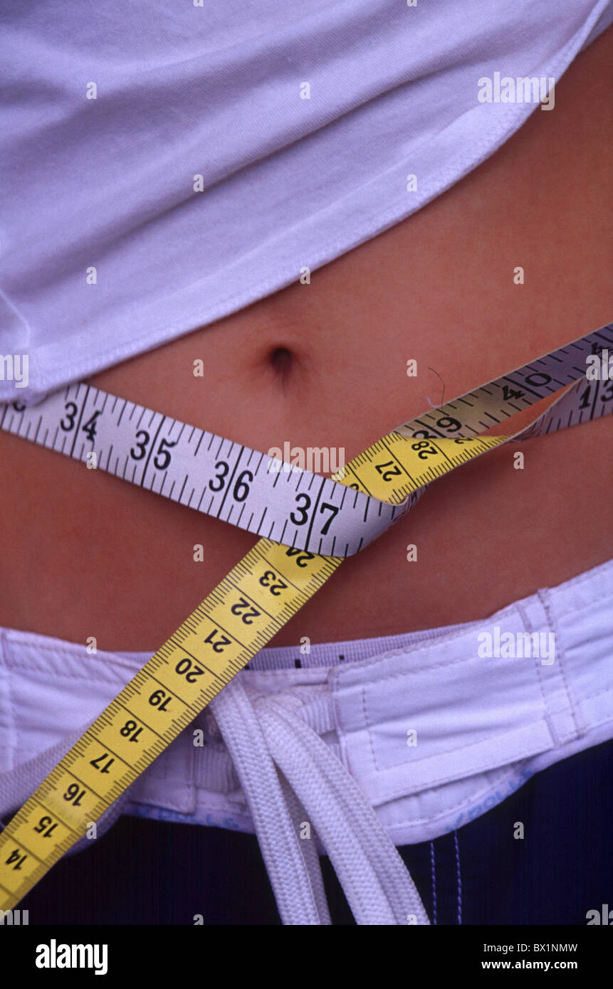 Corpo del ventre centimetro diminuendo dettaglio dieta alimentare alimentazione misurare il volume sottile nastro di misurazione peso wom Foto Stock