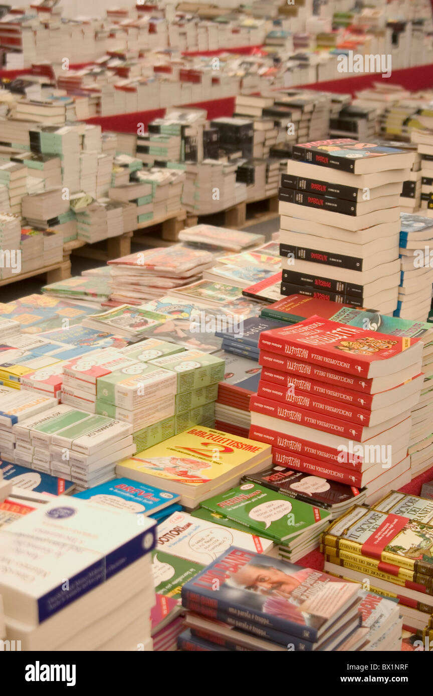 Libri prenota pila grande quantità dello stack di massa bookstore distribution sales publishing company camp wareh Foto Stock