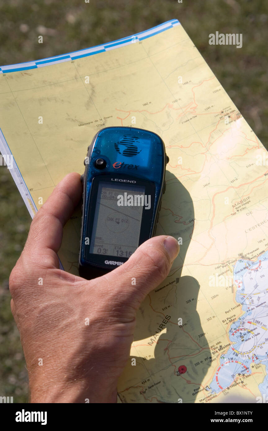 La navigazione GPS dispositivo di orientamento apparecchio mappa scheda Mappa di giocare a carte escursionismo viaggia mano Foto Stock