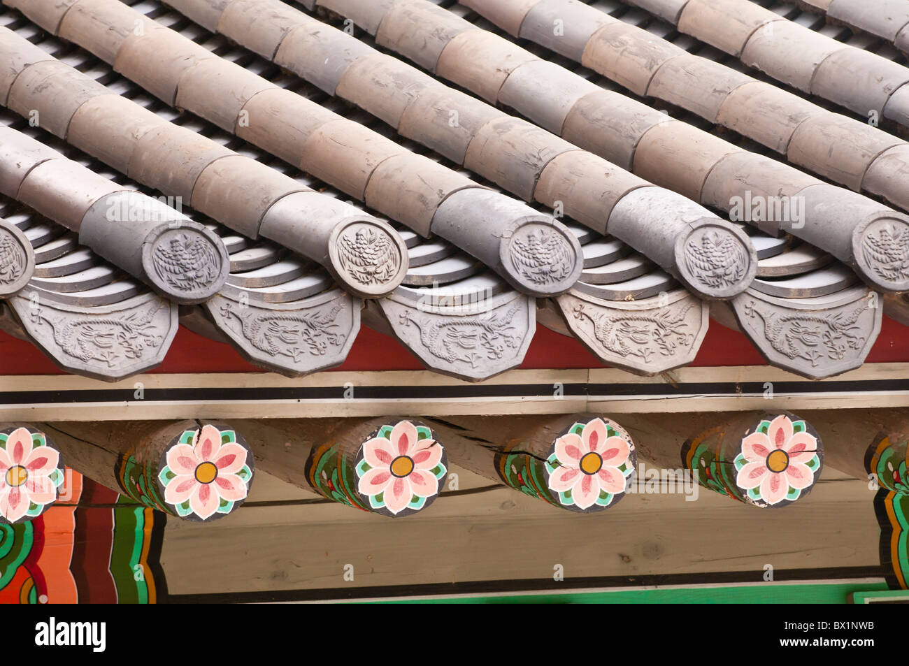 Tetto e piastrella dettaglio, Injeong-jeon, trono hall, Changdeokgung Sito Patrimonio Mondiale, Seoul, Corea del Sud Foto Stock