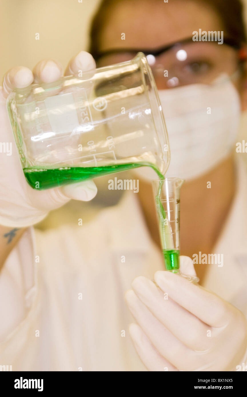 Ricerca di imbottigliamento di donna fluidità del liquido contenitore verde vetreria in vetro chimica medicina Farmaceutica Foto Stock