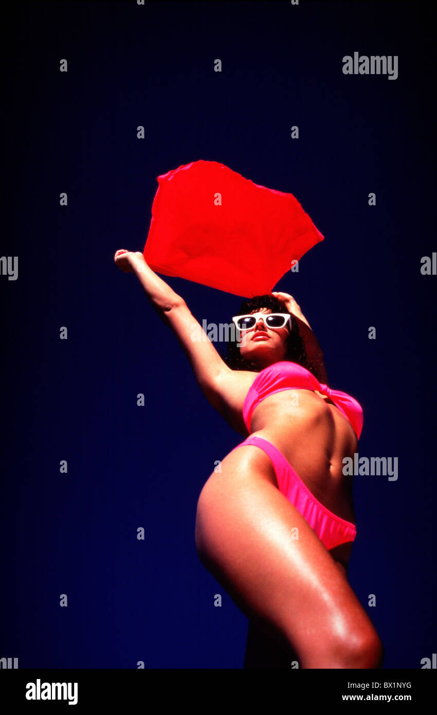 Panoramica sulla donna panno bikini Sciarpa Rosa Rossa pongono pongono sky spiaggia vacanze balneari vacanza vacanze Foto Stock