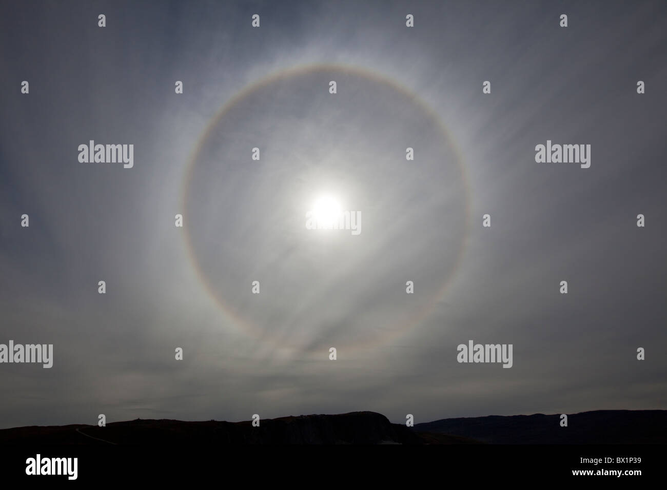 Sun anello / alone circolare / 22° alone causato da un tipo specifico di cristalli di ghiaccio, West-Greenland, Groenlandia Foto Stock