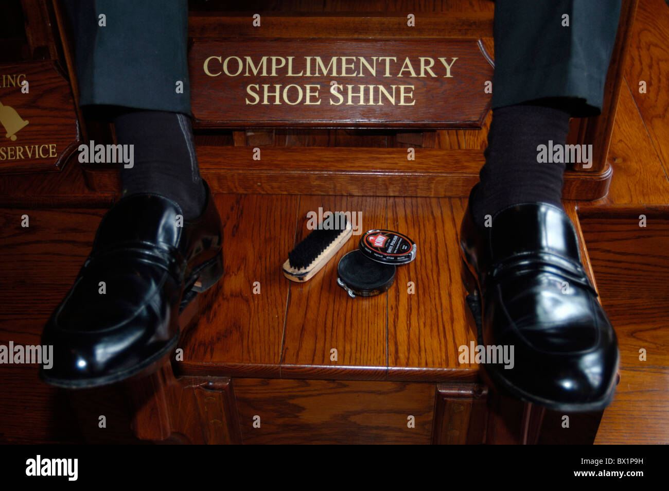 Pennello nero attenzione a pulire la crema cliente Hotel scarpe di cuoio Servizi di lucidatura scarpe pulite i ragazzi di lucidatura scarpe Foto Stock