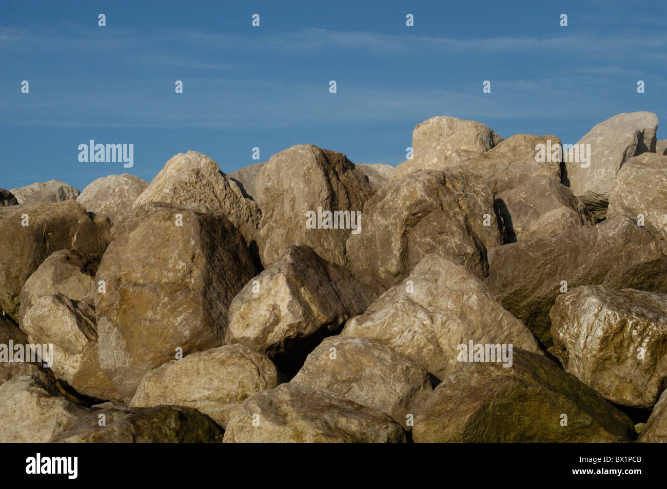 Rocce grumi sulla costa del mare di roccia pietra pietre forfettaria Foto Stock