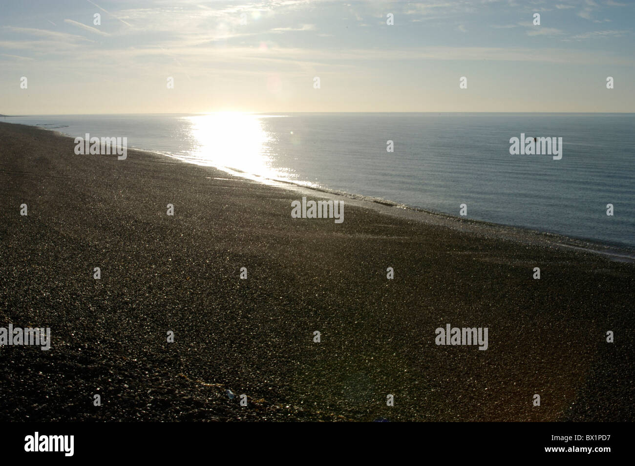Luce posteriore costa spiaggia tramonto Inghilterra Gran Bretagna Europa umore ghiaiosa spiaggia ghiaiosa tranquillamente scenario landsc Foto Stock