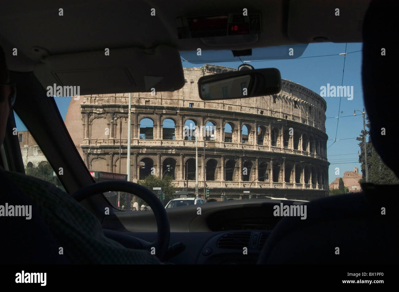 Automobile auto città Colosseo Colosseo driver andate con auto a noleggio vacanze all'interno di Italia Europa Motoring passe Foto Stock