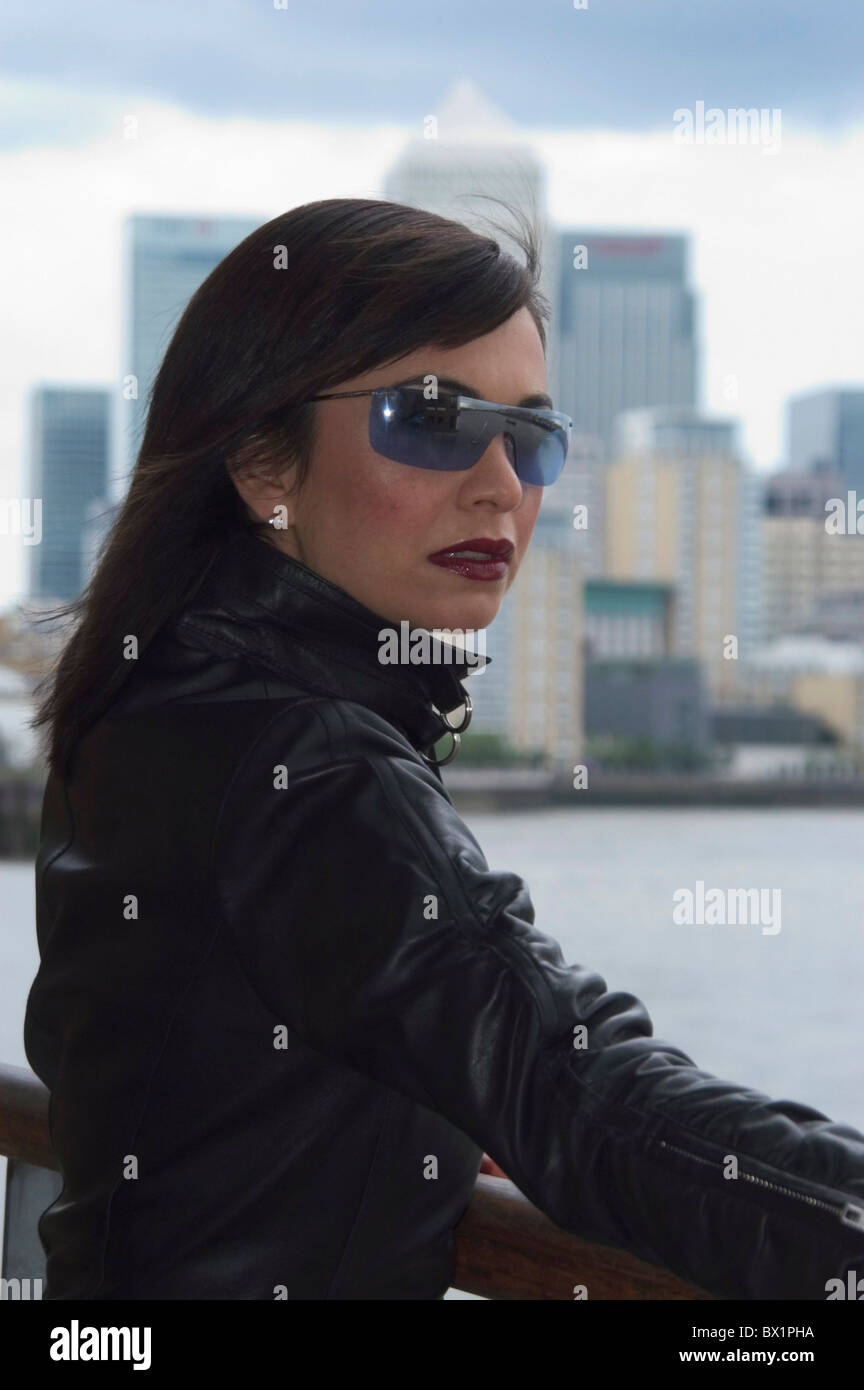 Città nero in pelle giubbotto in pelle di stile di vita moderno fuori occhiali da sole permanente comune donna Foto Stock