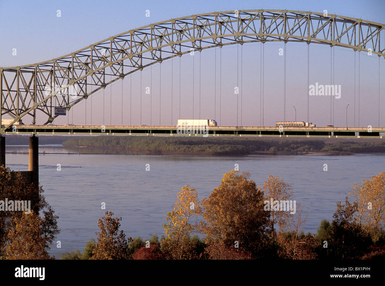 Ponte ad arco ponte autunno Hernando DeSoto Memorial Bridge Memphis Mississippi Fiume Fiume Tennessee traffi Foto Stock