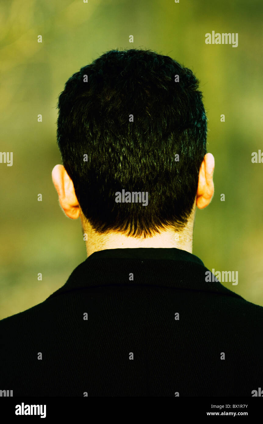 Vista posteriore di un 35 anni metà uomo orientale con i capelli scuri a Berlino Germania Foto Stock