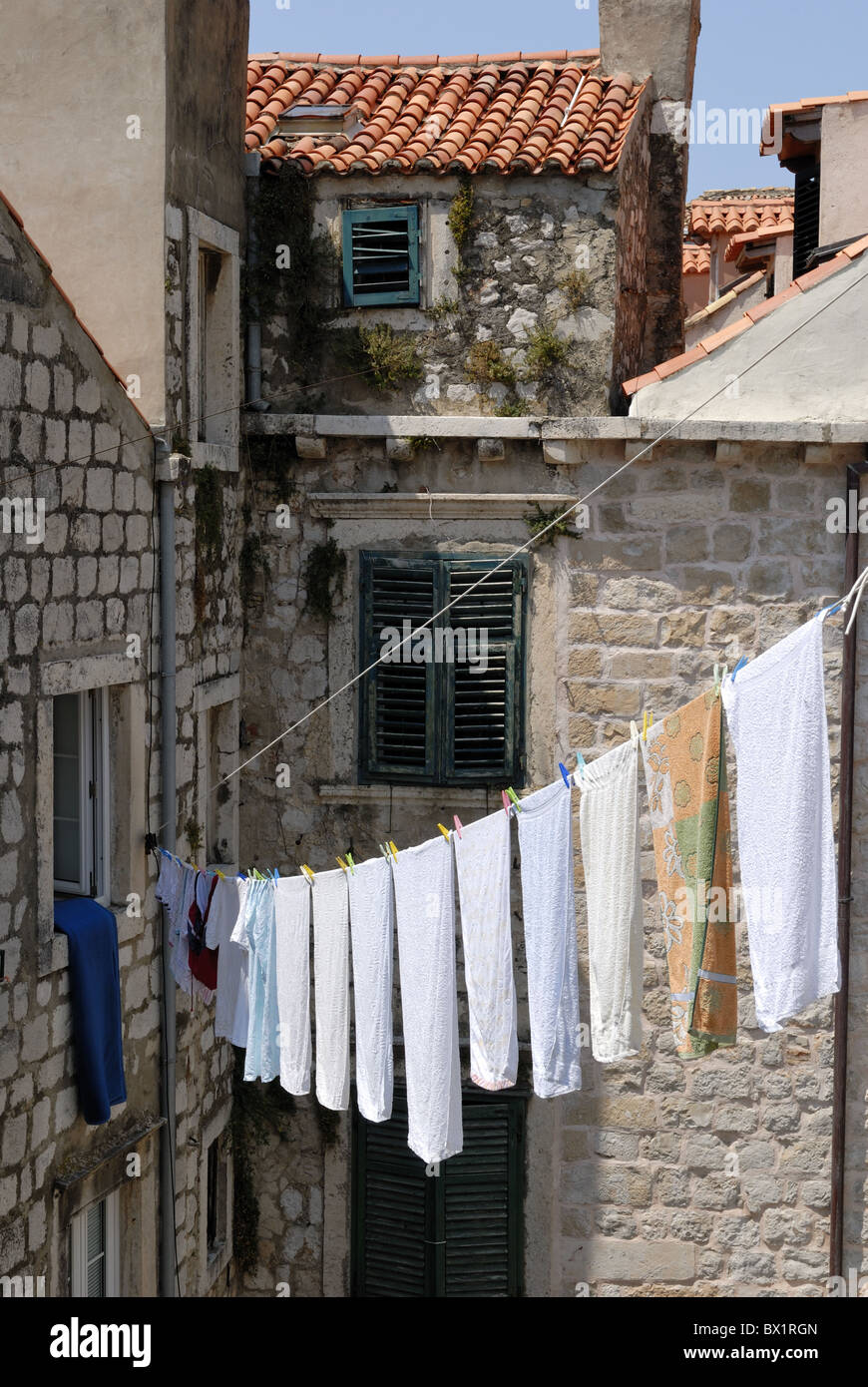 Una bella vista dalle mura di Dubrovnik all'stendibiancheria. Dalle pareti le persone possono vedere per i cortili delle case antiche Foto Stock