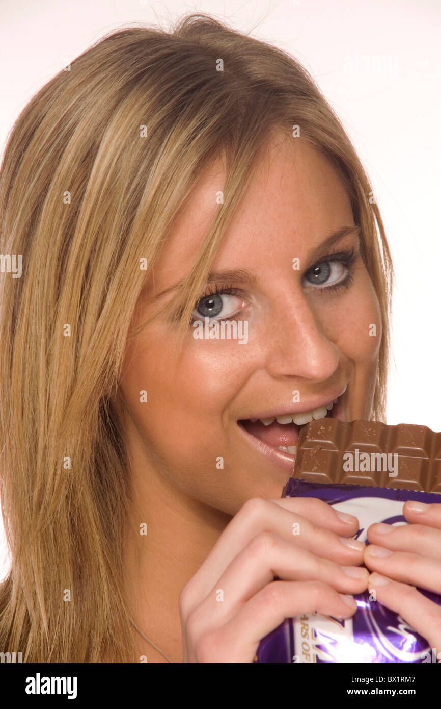 Bionda calorie cioccolato diminuire la dieta cibo grasso ritratti dolci dolci Donna di peso Foto Stock